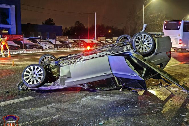 Tychy: Kompletnie pijany kierowca BMW skosił znaki drogowe i latarnię, a potem dachował