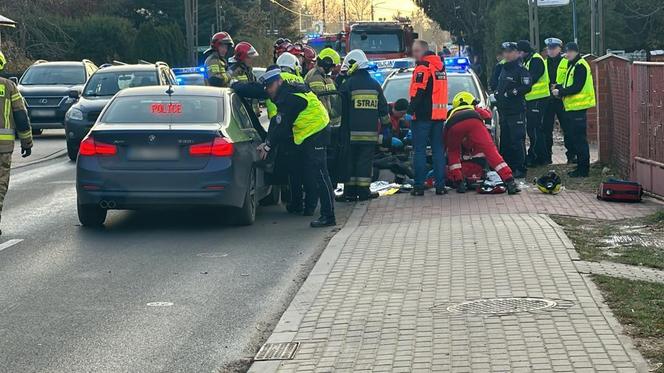 Nieoznakowany radiowóz potrącił 20-latka na hulajnodze. Na miejscu lądował śmigłowiec