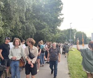 Protest mieszkańców przeciwko wycince drzew pod budowę linii tramwajowej do Mistrzejowic.