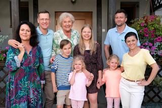 M jak miłość odc. 1758. Lenka (Olga Cybińska), Piotrek (Marcin Mroczek), Kinga (Katarzyna Cichopek), Emilka (Julia Kempka), Zuzia (Marcelina Kempka), Barbara (Teresa Lipowska), Misiek (Aleksander Bożyk), Bartek (Arkadiusz Smoleński)