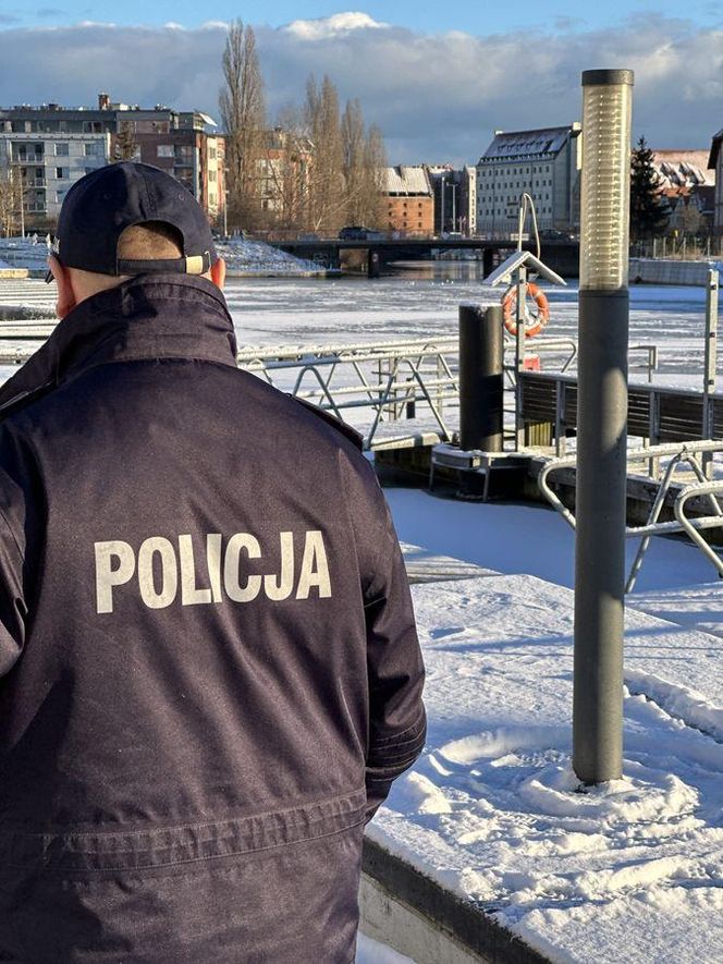 Policjanci ostrzegają przed wchodzeniem na zamarznięte akweny