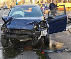 Warszawa. Dwa wypadki na skrzyżowaniu Grójeckiej i Wawelskiej. Autobus zderzył się z pojazdem wojskowym [ZDJĘCIA].