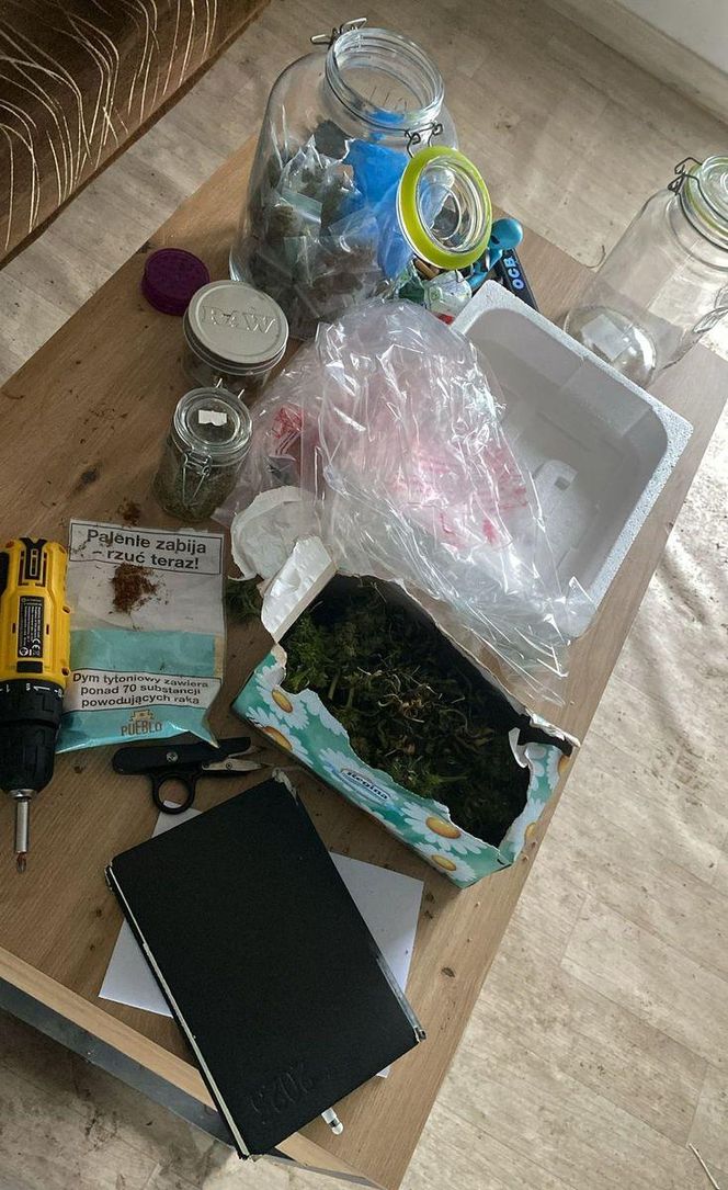 Policjanci zatrzymali 19-latka z dużą ilością narkotyków