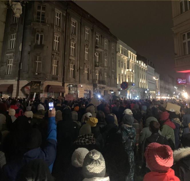 Na ulicach Katowic pojawiły się tłumy. Protestujący szli pod hasłem: "Ani jednej więcej" [ZDJĘCIA]