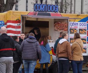 Festiwal Smaków Food Trucków 2023. Restauracje na kółkach zaparkowały na Wyspie Młyńskiej! [ZDJĘCIA]