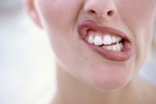 Białe plamki na zębach - przyczyny. Jak się ich pozbyć?