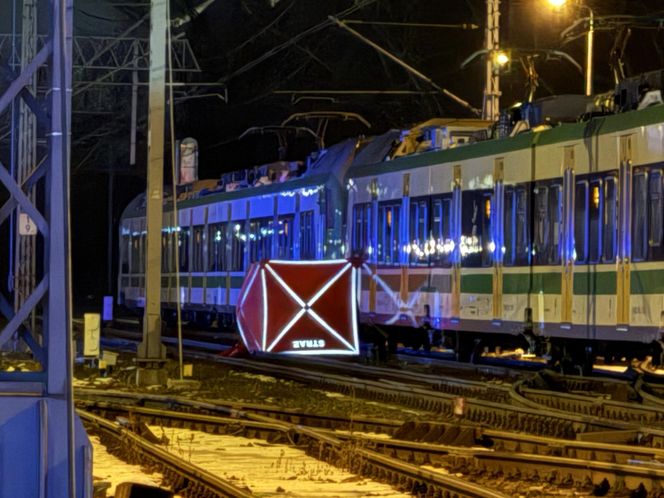 Śmiertelne potrącenie przez pociąg w Warszawie. Pieszy wtargnął pod rozpędzony skład. Zginął na miejscu