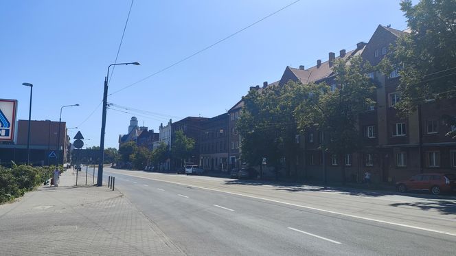 Katowice jak patelnia. Obowiązuje ruch cieniostronny. Nawet gołębie chowają się w cieniu