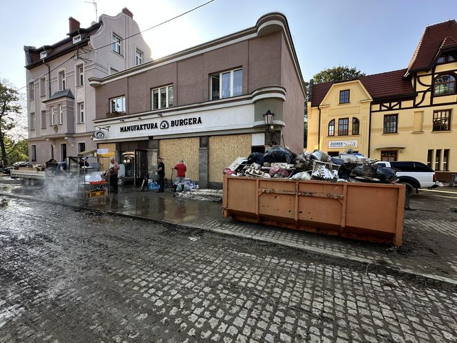 Mieszkańcy Kłodzka i Stronia Śląskiego rozpoczęli wielkie sprzątanie. Chcą zwalczyć skutki powodzi