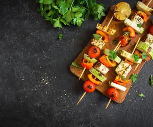 Szaszłyki z sera halloumi i warzyw - pokochają je nie tylko wegetarianie!