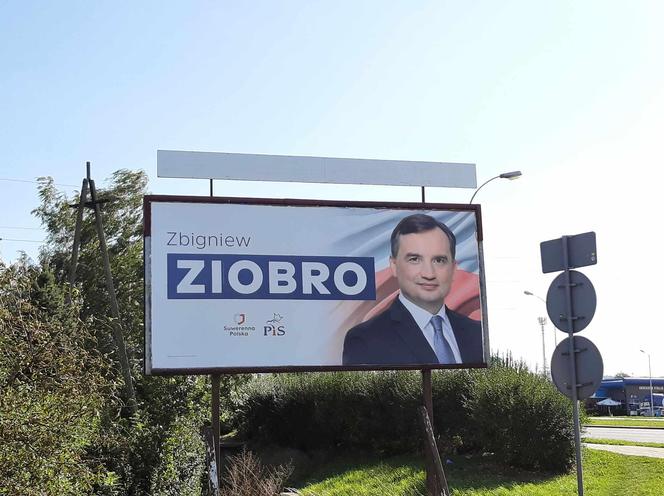 Rzeszowskie osiedla pozaklejane plakatami wyborczymi. Plakat na plakacie 