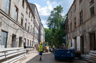 Bajkowo-operowy świat w centrum Łodzi. Na Piotrkowskiej powstaje niezwykłe podwórko