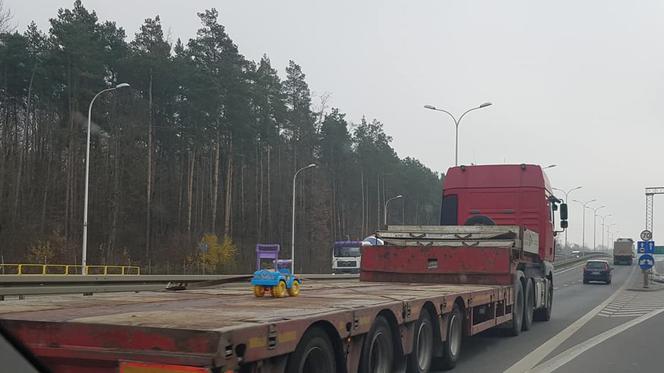 Białystok: Ciężki transport na obwodnicy. Zabawka na naczepie. "A gdzie pilot i eskorta policji?" [FOTO]
