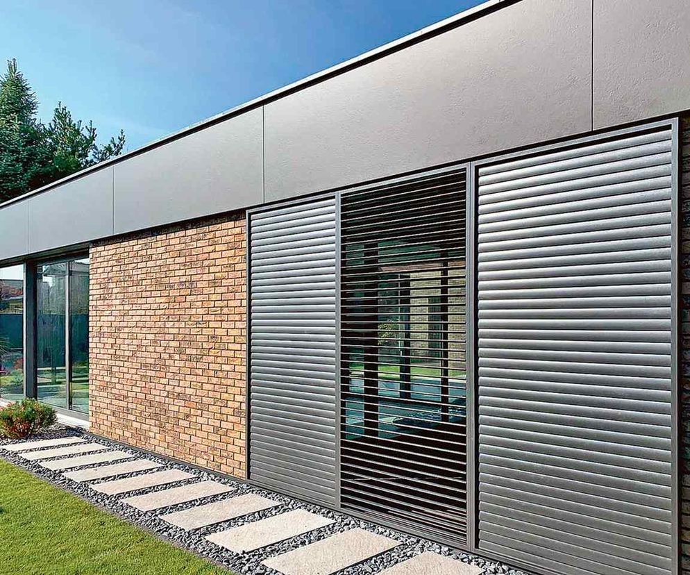 Rolety czy żaluzje zewnętrzne – co lepiej sprawdzi się w domu? 