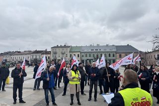 Pikieta w Kielcach przeciw zwolnieniom w MOPR