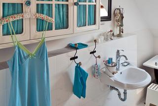 Romantyczna łazienka z kroplą mocnego niebieskiego