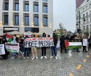 Protest w Łodzi. Zebrali się w centrum miasta by pokazać solidarność z Palestyną [ZDJĘCIA]