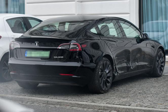 Uszkodzona Tesla Model 3 Agnieszki Woźniak-Starak