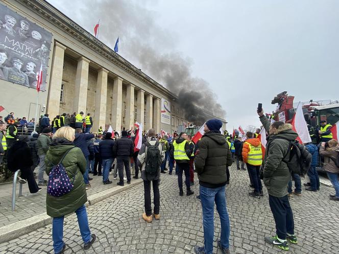 Protest rolników we Wrocławiu. Strajk wymyka się spod kontroli. Urząd Wojewódzki obrzucany jajkami