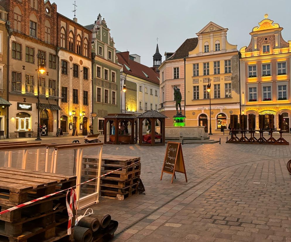 Przygotowania do Jarmarku Świątecznego na Starym Rynku w Poznaniu