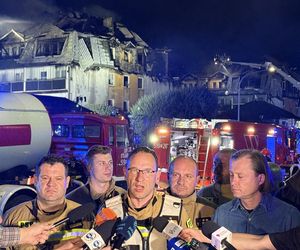 Pożar w Ząbkach. Strażacy przeszukują pogorzelisko
