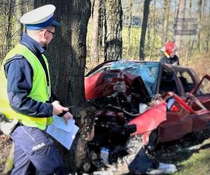 Tragiczny wypadek w Bytomiu. Kierowca roztrzaskał się na drzewie. Nie udało się go uratować