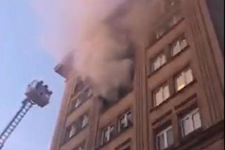 HORROR w Warszawie! Taksówkarz omal nie spłonął w pożarze: skoczył przez ogień [WIDEO]