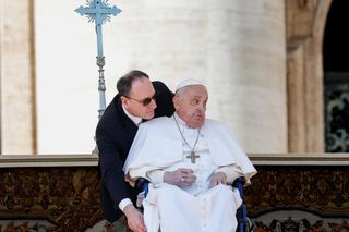 Papież Franciszek pojawił się na placu Świętego Piotra 