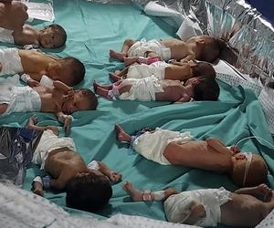 Ogrzewane termosami, owijane folią. Dramatyczne zdjęcia wcześniaków z Gazy poruszyły świat
