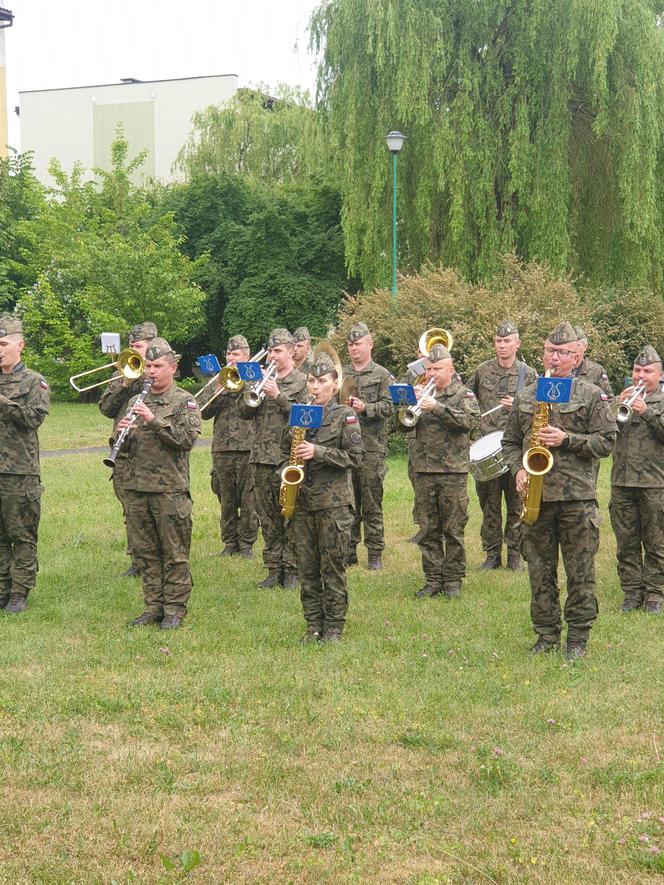 Niepełnosprawni uczniowie z PSP nr 12 zgłębiali tajniki muzyki z Orkiestrą Wojskową w Radomiu