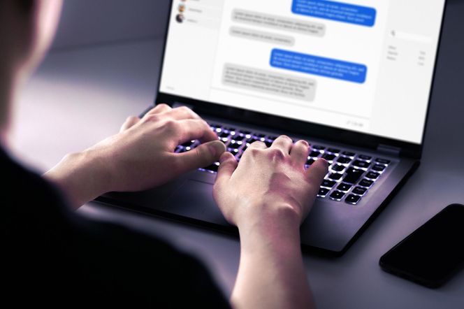 Agenci wywiadu świntuszyli na służbowych czatach. 100 osób do zwolnienia