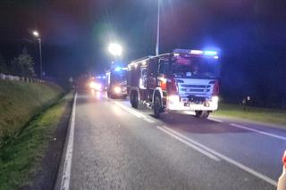 Czołowe zderzenie osobówki z busem w Strzelcach! Zginęła jedna osoba [ZDJĘCIA]