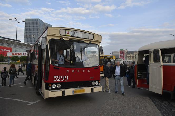 Zabytkowe pojazdy w Noc Muzeów 2022