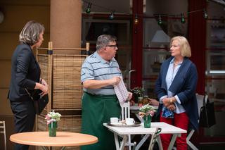 Na Wspólnej, odcinek 2782. Maria (Bożena Dykiel), Włodek (Mieczysław Hryniewicz)