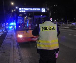 Koszmarny wypadek na Mokotowie. Autobus musiał gwałtownie hamować, pasażer trafił do szpitala
