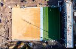 Budują nowy stadion Polonii Bytom. Nawet jesienią trawa jest na nim zielona