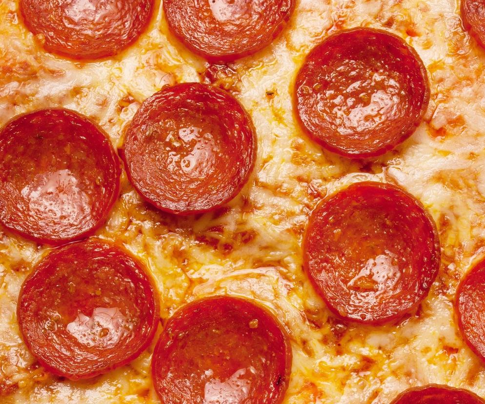 Prosty przepis na niskokaloryczną pizzę. To danie stało się prawdziwym hitem