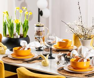 Wielkanocny stół pięknie nakryty - wyraziste żółcienie