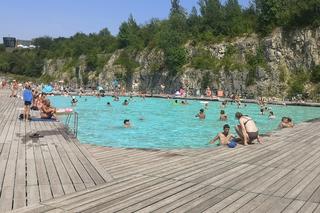 Zakrzówek. Kolejki do wejścia na kąpielisko