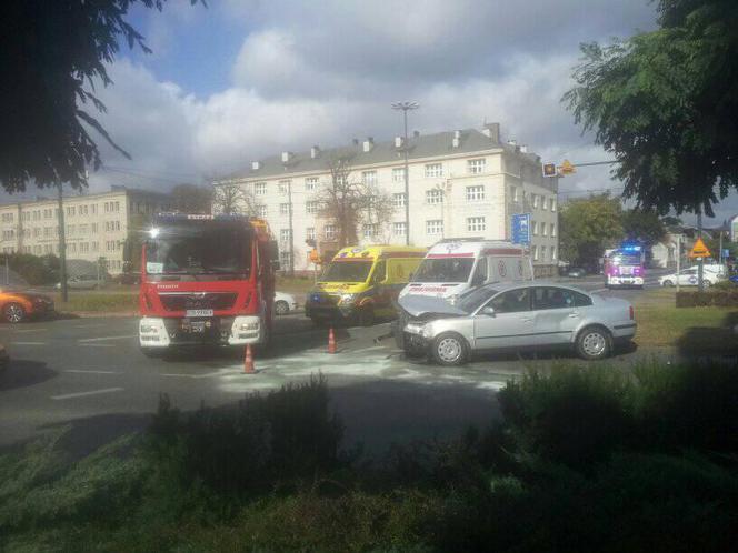 Groźny wypadek na rondzie Jagiellonów w Bydgoszczy. Dwie osoby trafiły do szpitala! [ZDJĘCIA]