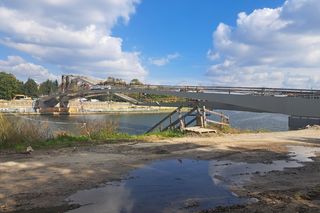 Nowy etap budowy kładki Kazimierz–Ludwinów. Zmiana w organizacji ruchu na bulwarach [GALERIA]