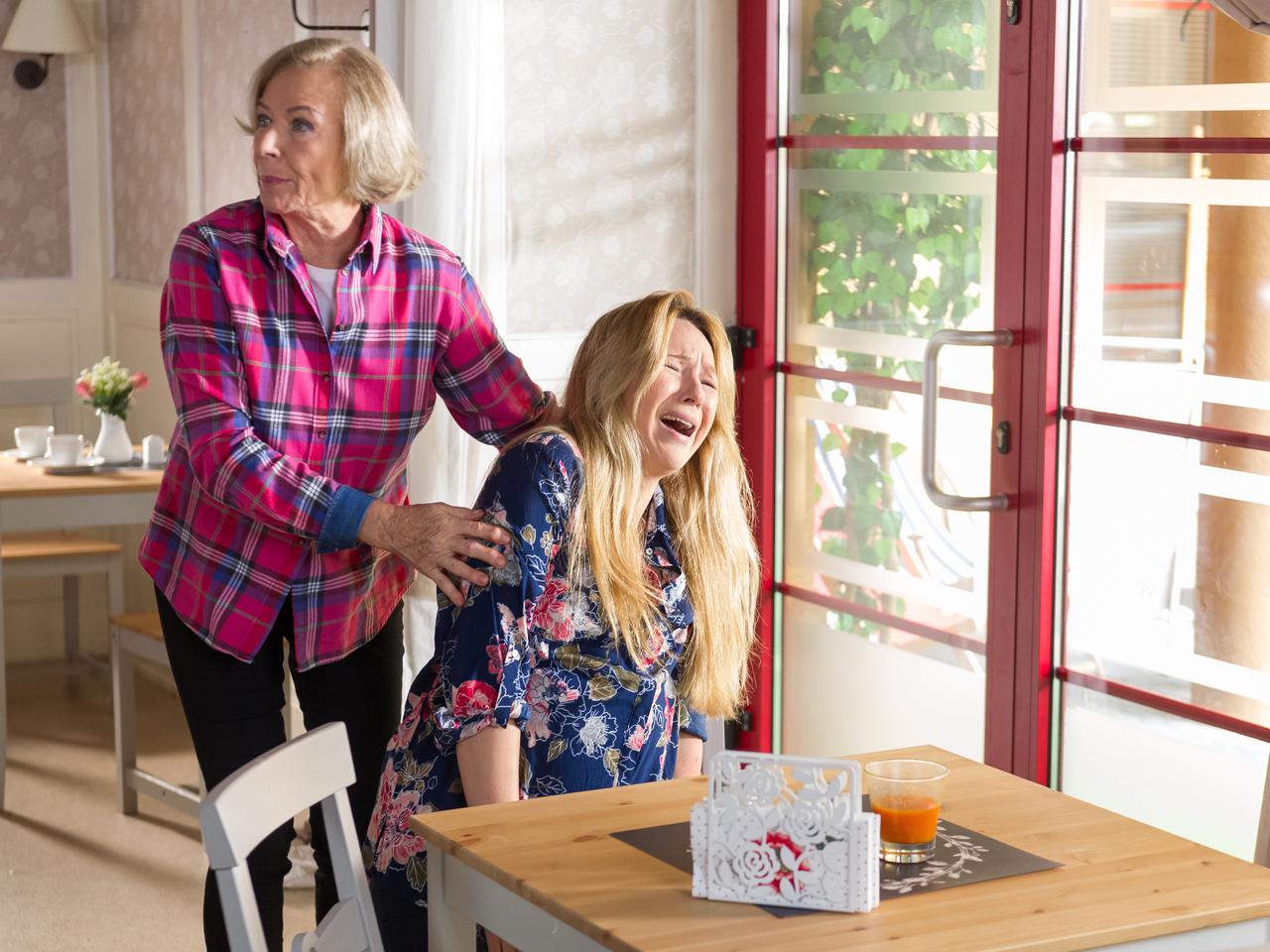 Na Wspólnej odcinek 2529, Żaneta (Anna Guzik), Maria (Bożena Dykiel)
