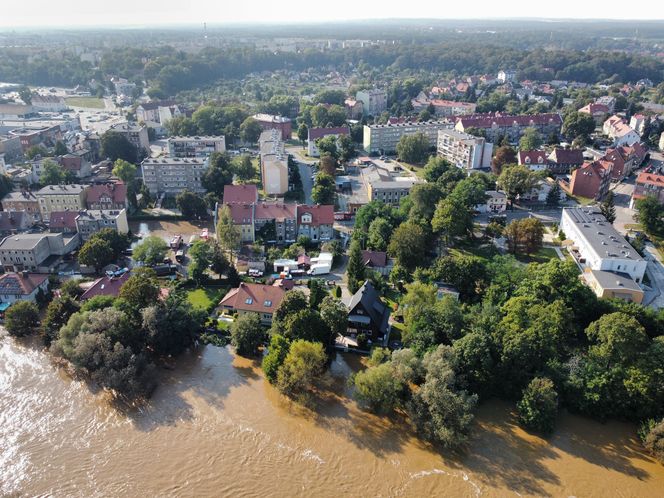 Rzeka Bóbr wdarła się na ulice Żagania