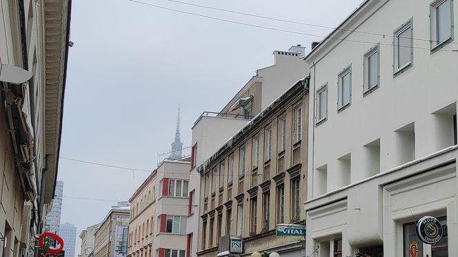 Gigantyczne sople na Krakowskim Przedmieściu