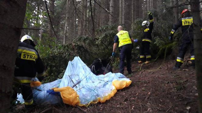 SZOKUJĄCY wypadek w Łososinie Dolnej. Paralotniarz spadł na ziemię z dużej wysokości 