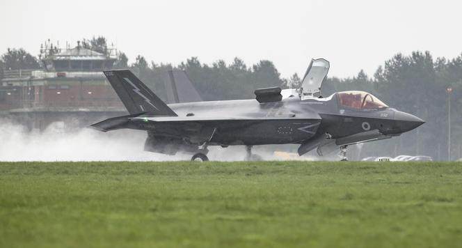 Brytyjski F-35B podczas lądowania