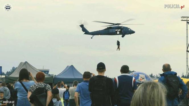 Widowiskowe pokazy lotnicze w Mielcu z udziałem policyjnego Black Hawka (zdjęcia i wideo)