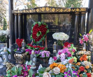 Tego grobu nikt się nie spodziewał! Zadaszenie, stół i krzesła na cmentarzu w Poznaniu