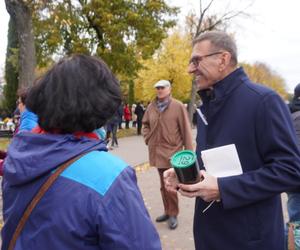 Tłumy na cmentarzu przy ul. Poprzecznej. Olsztynianie odwiedzają groby bliskich [ZDJĘCIA]