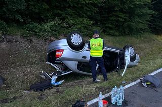 Wypadek na DK 20 pod Bytowem. Rodzina z dziećmi dachowała. Sarna wyskoczyła na jezdnię